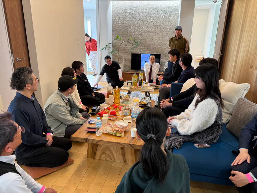 交流会で輪になって話す、みんなのWAの参加者